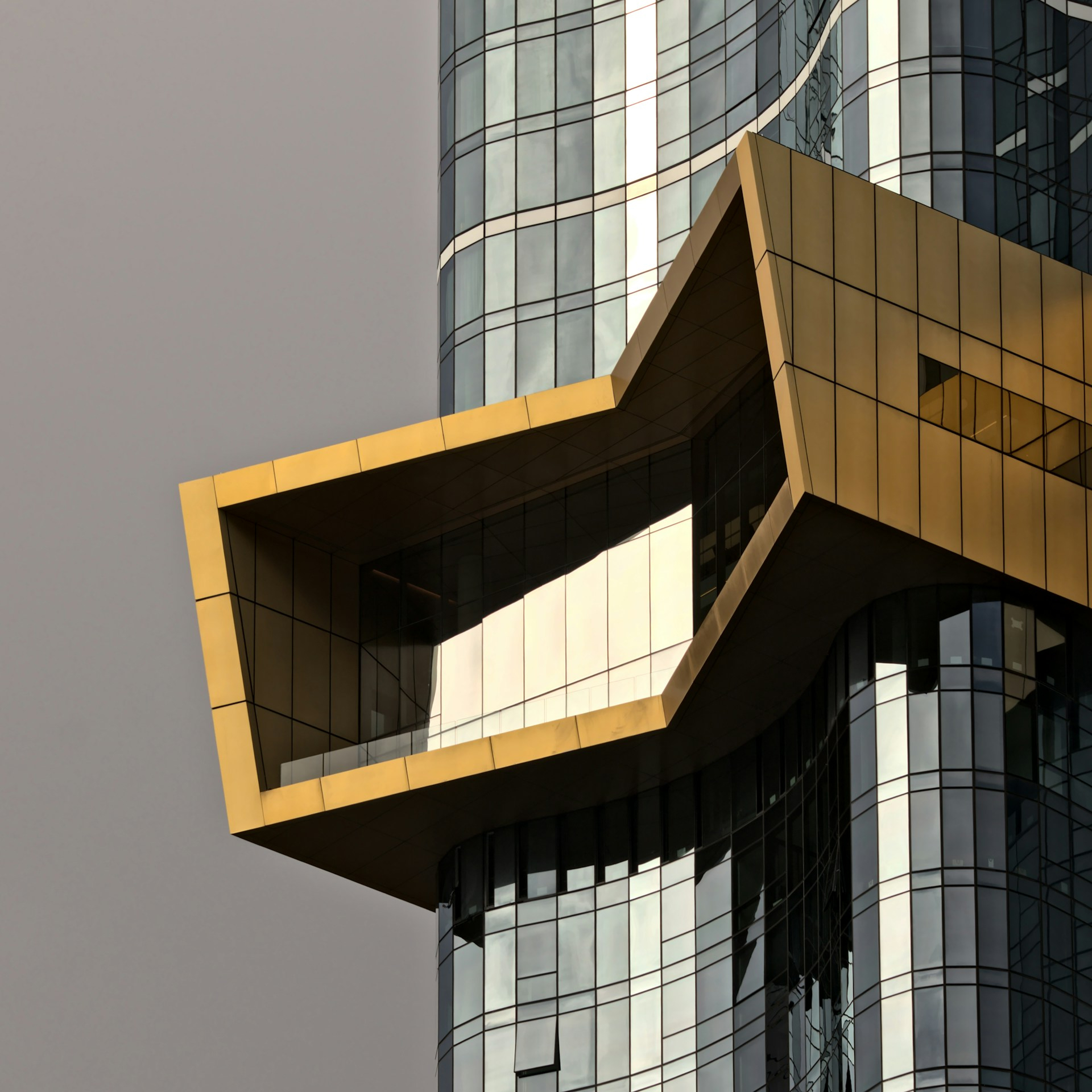Edificio imponente abstracto con color dorado