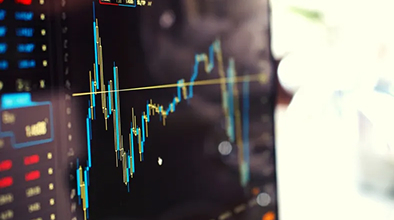 Una pantalla de computadora que muestra gráficos de inversión.